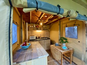 Fridge, microwave, stovetop, coffee/tea maker - Unique eco-lodge in the woods near Bruges, Ghent and the beach. (Wingene)