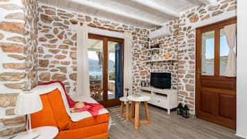 Leilighet | Oppholdsområde | En 34-tommers Flatskjerm-TV med kabel-kanaler