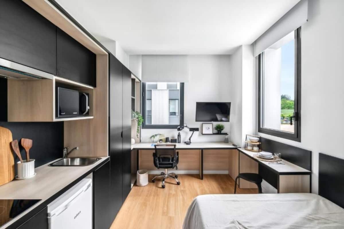 Bureau, espace de travail pour ordinateur portable