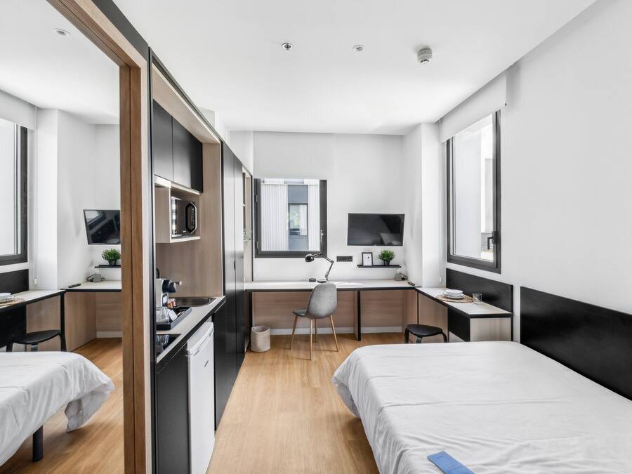 Desk, laptop workspace, soundproofing, WiFi (free)