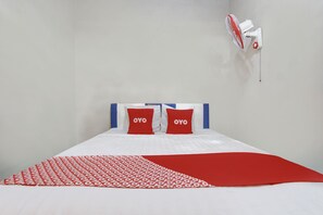 Standard Double Room | Bed sheets - Hotel O Homestay Bambu Oerip Syariah (Yogyakarta)