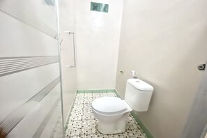 Standard Double Room | Bathroom | Shower, towels