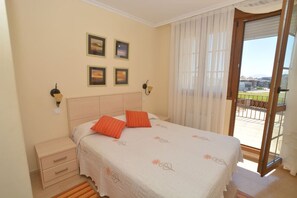 2 dormitorios, tabla de planchar con plancha, ropa de cama