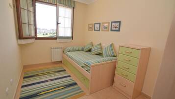 2 bedrooms, iron/ironing board, bed sheets