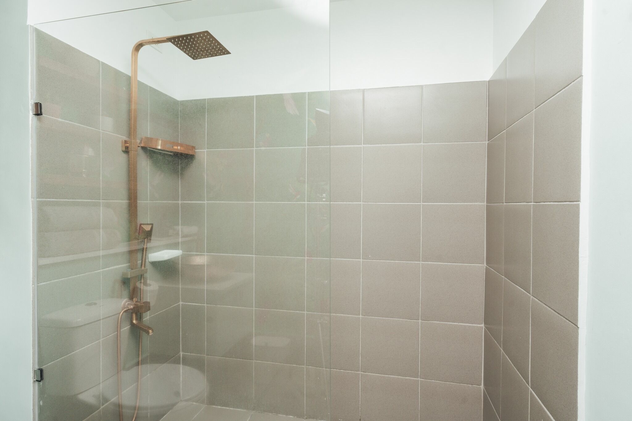 Douche, sèche-cheveux, bidet, serviettes fournies