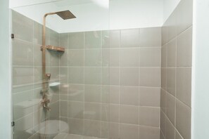 تجهيزات دش، مجففات شعر، مراحيض شطف، مناشف