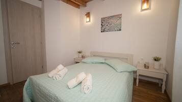 2 bedrooms, iron/ironing board, travel cot, WiFi