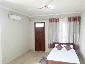 1 bedroom, desk, WiFi, bed sheets