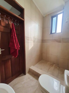 Eco-friendly toiletries, towels, soap, toilet paper - Nice Rooms Free Wi-Fi & Parking (Oyibi)
