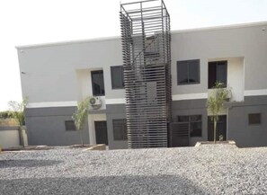 Exterior - Nice Rooms Free Wi-Fi & Parking (Oyibi)