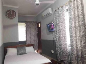 1 bedroom, desk, WiFi, bed sheets - Nice Rooms Free Wi-Fi & Parking (Oyibi)