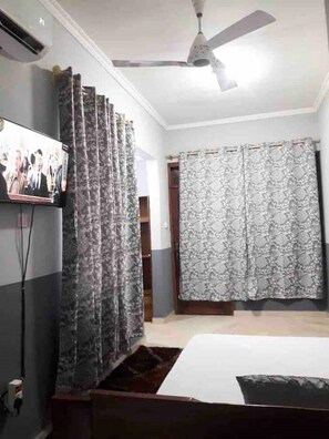 1 bedroom, desk, WiFi, bed sheets - Nice Rooms Free Wi-Fi & Parking (Oyibi)