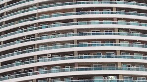 A multi-story hotel with a modern design, featuring balconies and large windows. - Terraços DO Atlântico, Frente Mar, Mobiliado, Beira-mar, 19,andar (Praia de Iracema Fortaleza)