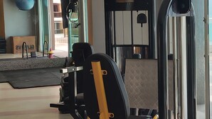 A gym with exercise equipment, a glass door leading to a balcony with a view of the sea. - Terraços DO Atlântico, Frente Mar, Mobiliado, Beira-mar, 19,andar (Praia de Iracema Fortaleza)