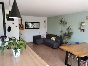 Smart-TV, Tischtennisplatte, BĂŒcher