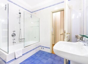 Douche, sèche-cheveux, bidet, serviettes fournies