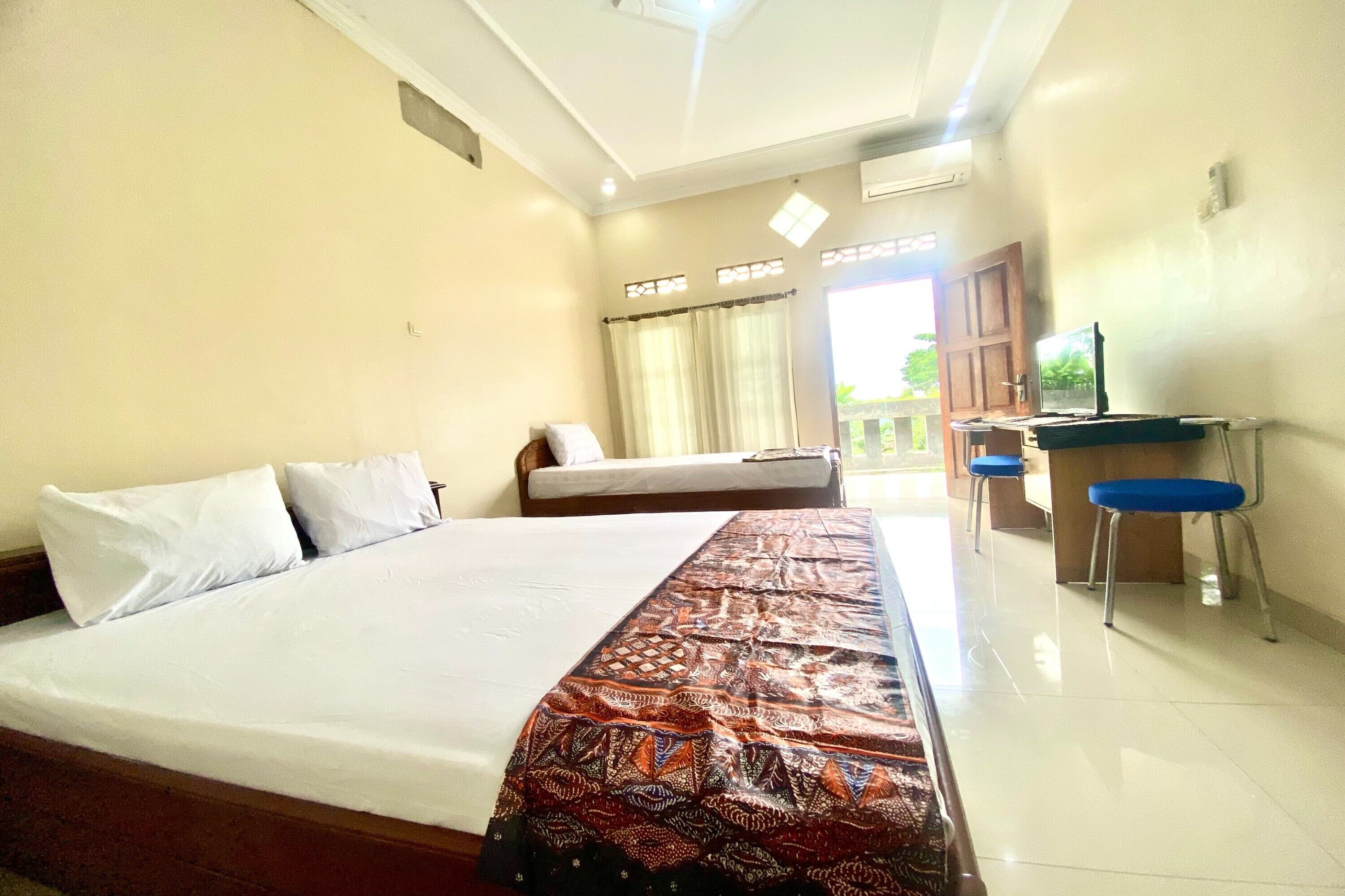 Studio Keluarga | Meja kerja dan seprai linen