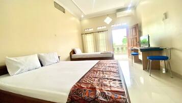 Studio Keluarga | Meja kerja dan seprai linen
