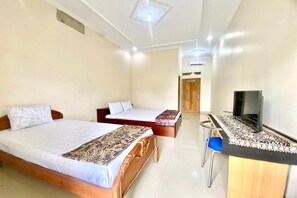 Studio dành cho gia đình | Bàn, bộ trải giường 