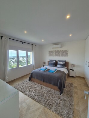 5 bedrooms, iron/ironing board, free WiFi