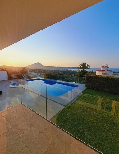 Vue Exceptionnelle sur la Baie de Jávea et le Montgó