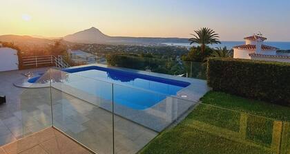 Vue Exceptionnelle sur la Baie de Jávea et le Montgó