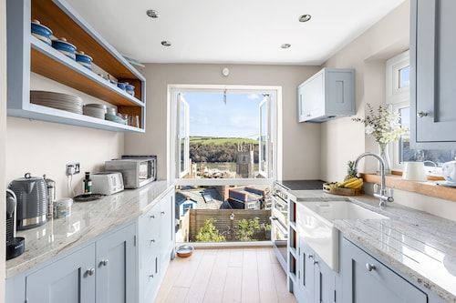 Beautifully presented coastal townhouse in central Fowey, panoramic river views