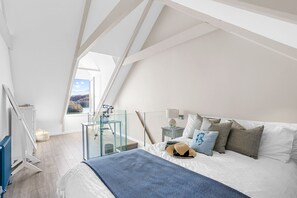 3 bedrooms, iron/ironing board, free WiFi, bed sheets - Beautifully presented coastal townhouse in central Fowey, panoramic river views (Fowey)