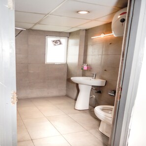 Deluxe Room | Bathroom - Hotel Noida Grand 121 (Noida)