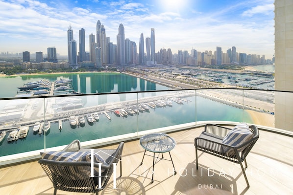 Apartment | Balcony - LUX The Marina Vista Beachfront Suite (Dubai)