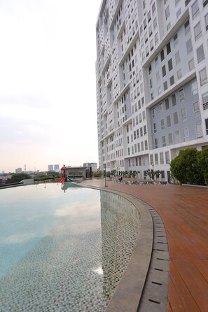 สระว่ายน้ำกลางแจ้ง