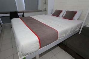 Deluxe Double Room | Bed sheets - Capital O 93594 Pelangi Urbano (Bekasi)