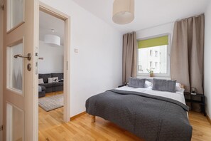 1 bedroom, bed sheets - Grey Apartment in Katowice by Renters (Katowice)