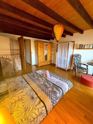 5 bedrooms, desk, iron/ironing board, free WiFi - Corps de Ferme Rénové Avec Cheminée, Juste à Côté de Sentiers de Randonnées (Bonne)