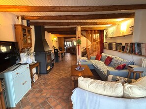 TV, fireplace, DVD player, table tennis - Corps de Ferme Rénové Avec Cheminée, Juste à Côté de Sentiers de Randonnées (Bonne)