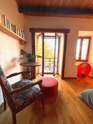 Interior - Corps de Ferme Rénové Avec Cheminée, Juste à Côté de Sentiers de Randonnées (Bonne)