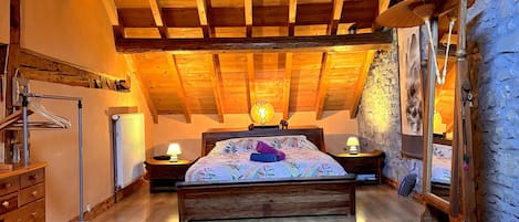 5 bedrooms, desk, iron/ironing board, free WiFi