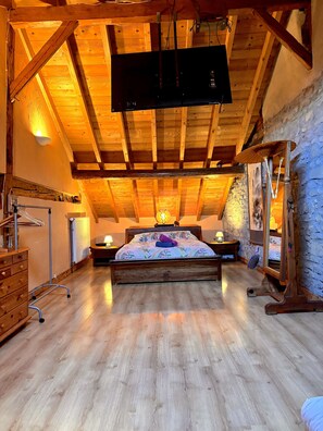 5 bedrooms, desk, iron/ironing board, free WiFi