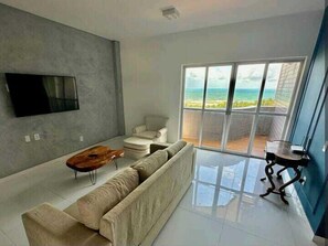 Apartamento superior | Zona de estar | Smart TV de 32 pulgadas con canales por satélite, películas de estreno