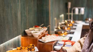 Se ofrece un desayuno bufé (750 INR por persona)