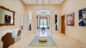A spacious hallway with a modern design, a central seating area, and artwork on the walls. - Villa Hana A (Marrakech)