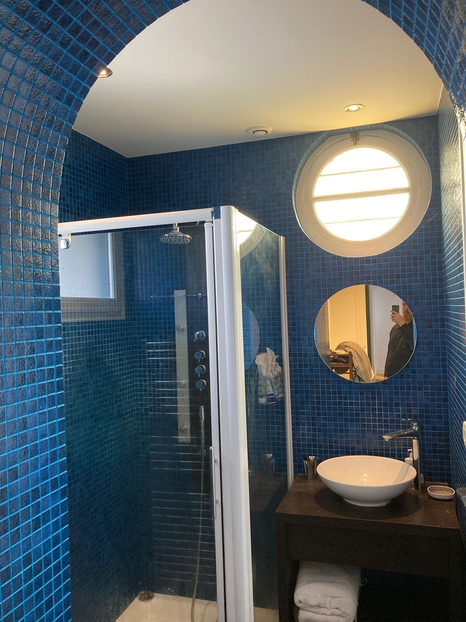 Een douche, een haardroger, een bidet, zeep