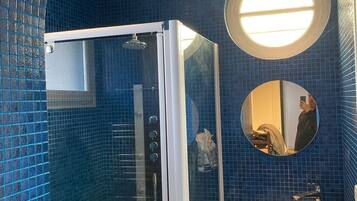 Een douche, een haardroger, een bidet, zeep
