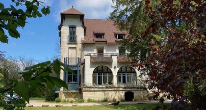 Superbe Villa Avec Grande Piscine Dans son Parc au Bord du Canal de Bourgogne