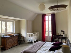 10 bedrooms, iron/ironing board, travel cot, WiFi - Superbe Villa Avec Grande Piscine Dans son Parc au Bord du Canal de Bourgogne (Flogny-la-Chapelle)