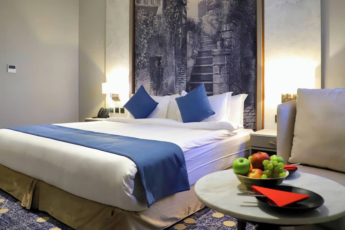 Egyptian cotton sheets, premium bedding, pillowtop beds, minibar