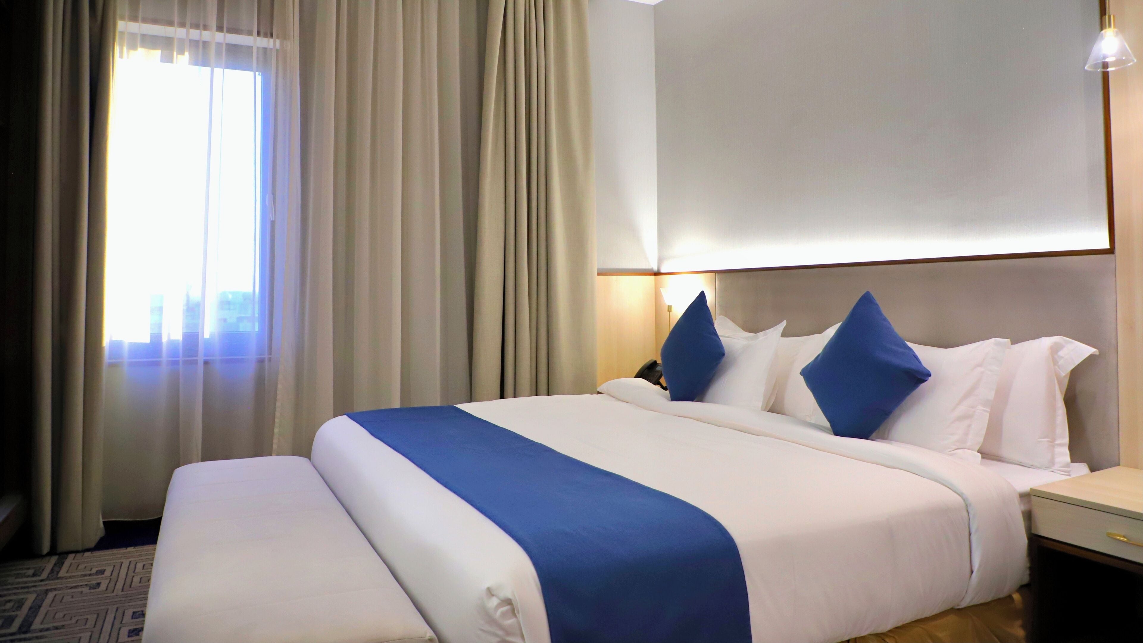 Junior Suite | Egyptian cotton sheets, premium bedding, pillow-top beds, minibar