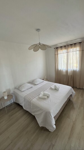 3 quartos, ferros/tábuas de passar roupa, Wi-Fi, roupa de cama
