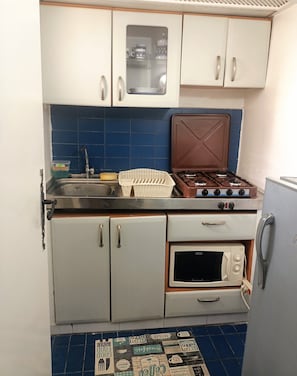 Kühlschrank, Mikrowelle, Wasserkocher mit Kaffee-/Teezubehör