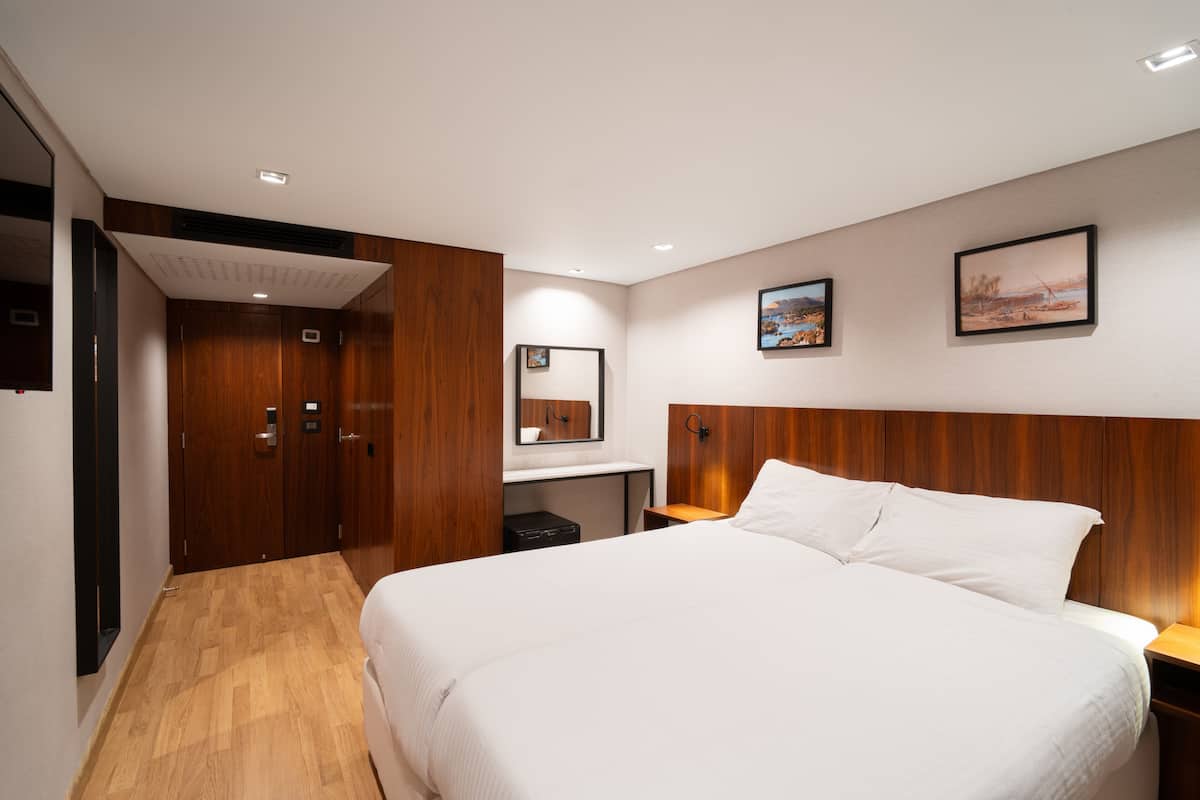 Standard Cabin, Private Bathroom, River View | 1 bedroom, in-room safe